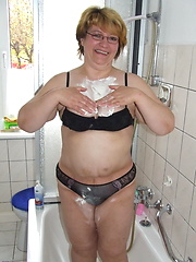 Chubby mature slut playing in her bathtub