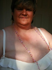 Busty Granny from UK in amateur pics