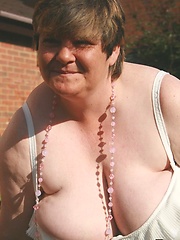 Busty Granny from UK in amateur pics