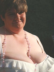 Busty Granny from UK in amateur pics